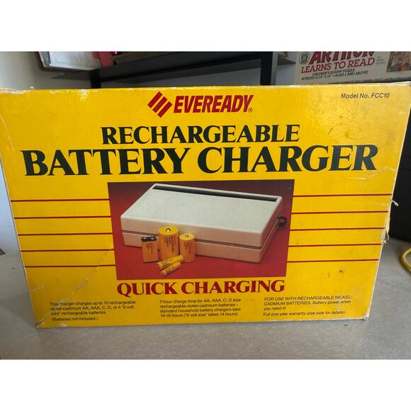 Eveready Rechargeable Battery Charger - Vintage, works! - Picture 1 of 4